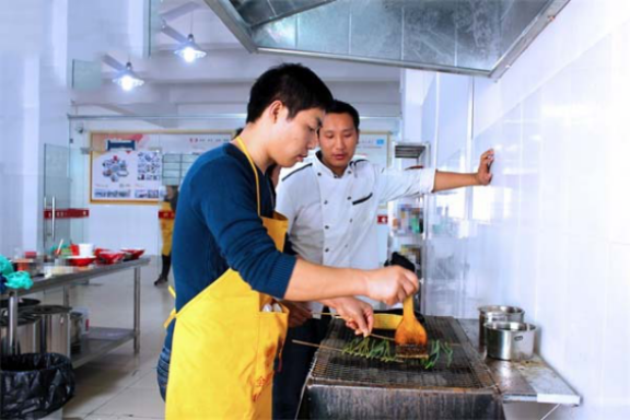 学习专业特色的烧烤技术纳米体育就到广州强邦餐饮培训学校(图1)