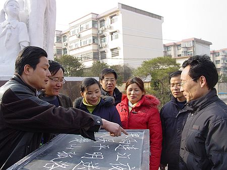 一横一竖做学生表率(图)_枣庄大众网-枣庄唯一