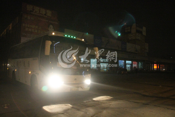 最后一班车夜色中驶离 枣庄汽车总站停运