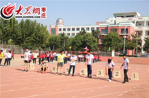 枣庄八中南校校园文化艺体节开幕式精彩纷呈,各项主题活动持续到12月