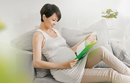 梁咏琪挺六月孕肚拍广告 称有信心自然生产
