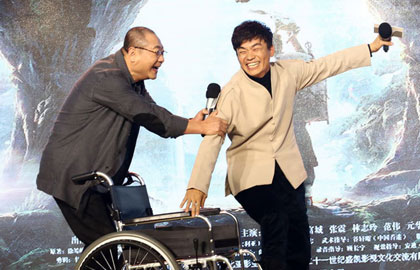 王宝强坐轮椅当场站起来 范伟:轮椅卖了!