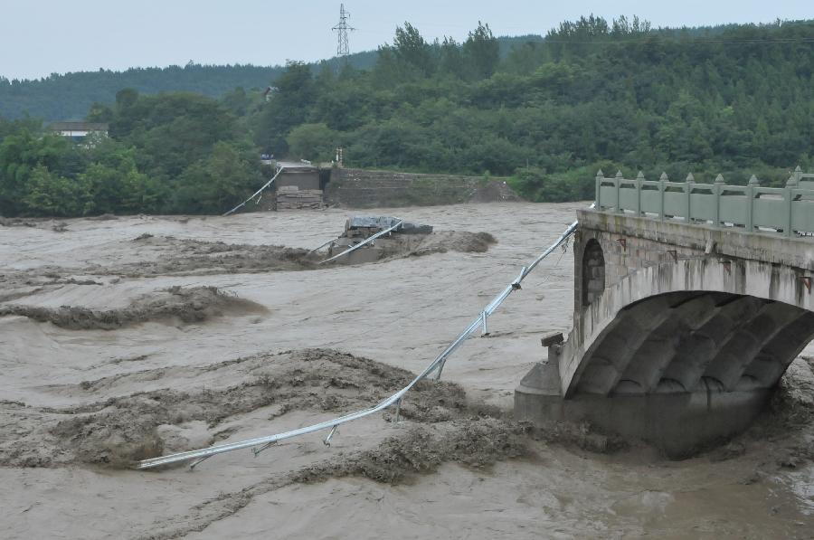 四川洪水致地震遗址淹没 2人在暴雨中失踪