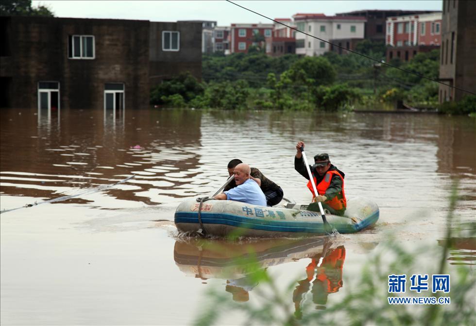 台风西马仑携暴雨肆虐 厦门紧急救援被困村民