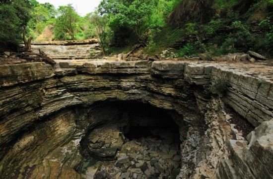 江苏惊现直径百米天坑 盘点各地吞噬房屋恐怖天坑