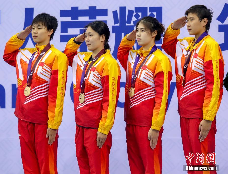 中国队获军运会女子4x200米自由泳接力冠军