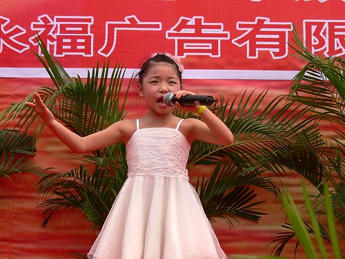 河南电视台《梨园春》送戏到刘村梨园