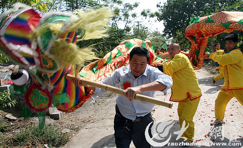 摄影报道:儿子结婚老父带头舞龙助兴 -枣庄大众