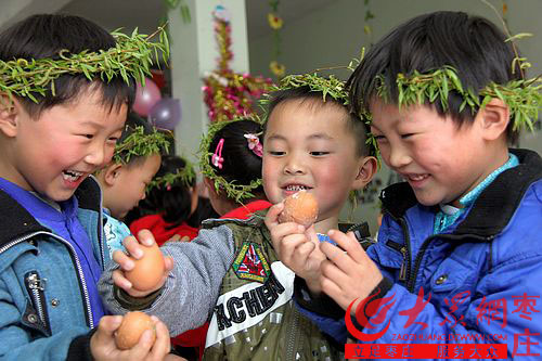 摄影报道:清明节幼儿园小朋友碰蛋祈福平安_枣