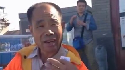 枣庄大叔北京扫街讲一口流利英语走红网络