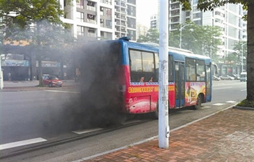 公交车冒黑烟市民捂鼻躲避50辆新车8月底上岗