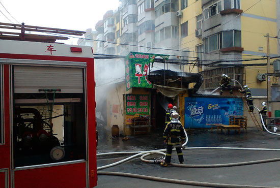滕州平等小区一饭店着火 油烟机爆燃店主被烧