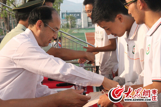 枣庄市实验高中2015-2016学年军训结业暨开学