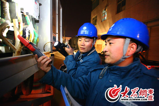 台儿庄供电:坚守除夕保电 华灯闪耀古城