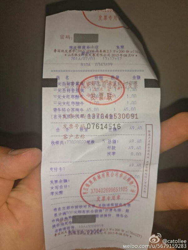 牛奶已经发霉还有几瓶胀袋(图片为网友提供)牛奶上已发霉(图片为网友