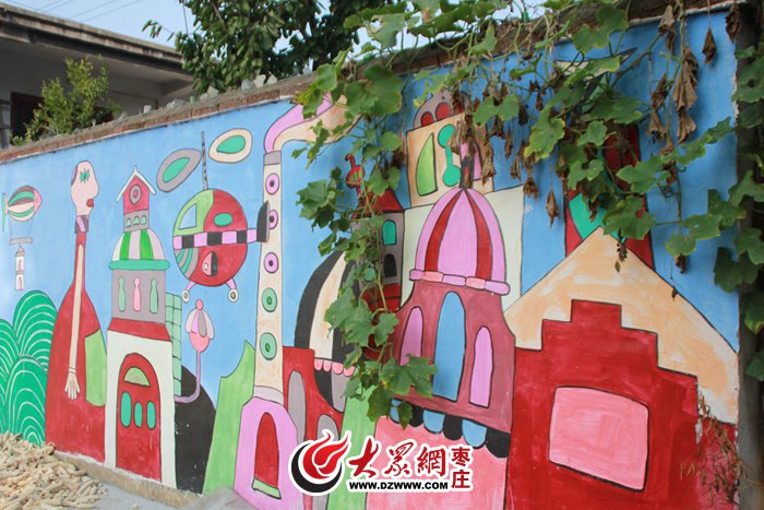 滕州：迎国庆庆丰收 村民拿起画笔尽情涂鸦