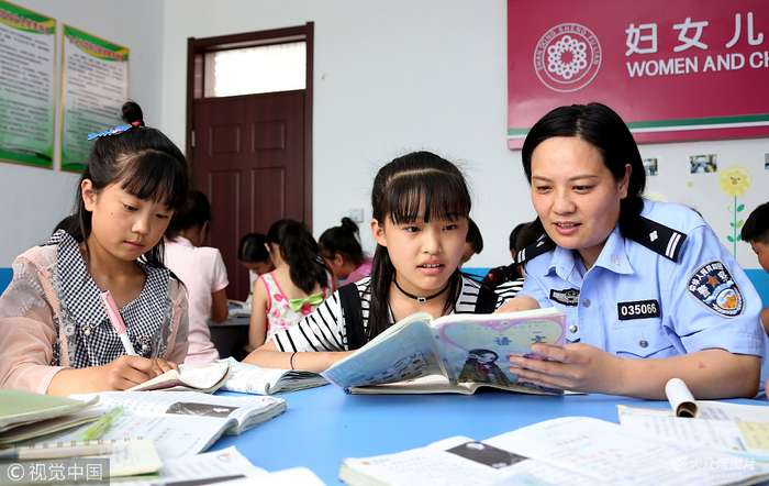 永安派出所社区民警洪晓莉在聂庄村"四点半学校"给孩子们上法制教育课