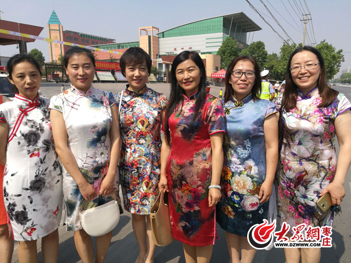 旗开得胜!枣庄三中老师穿旗袍助阵学生高考