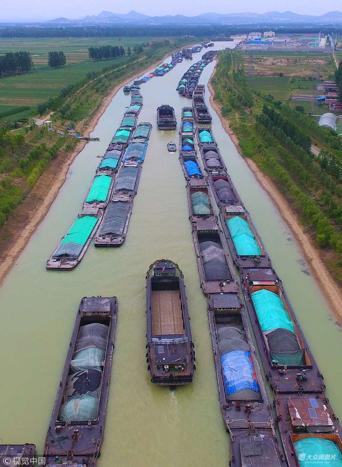 多艘船舶停靠在京杭运河山东台儿庄万年船上游等待过闸.