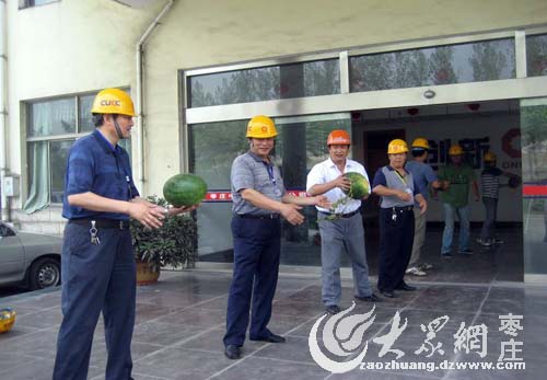 枣庄中联为一线职工送清凉(图)--枣庄大众网
