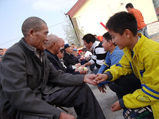 薛城舜耕中学师生重阳节敬老活动场面感人 -枣