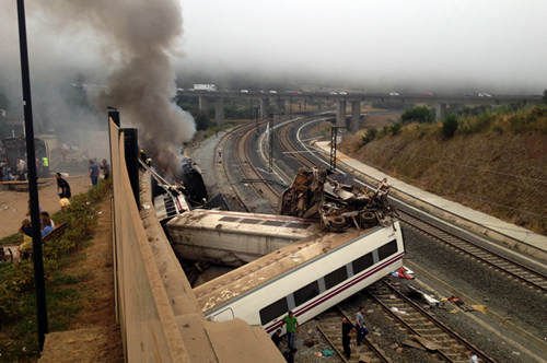 據路透社報道,當地時間24日,西班牙一輛客運火車發生脫軌事故,目前已