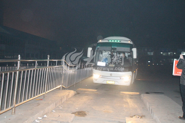 最后一班车夜色中驶离 枣庄汽车总站停运