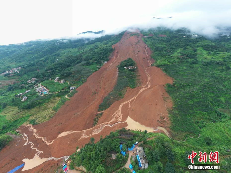 贵州六盘水市水城县发生山体滑坡