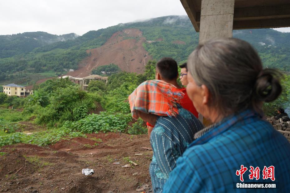 贵州六盘水市水城县发生山体滑坡