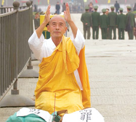 日本僧人在卢沟桥等地50次下跪叩首谢罪(图)