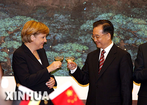 温家宝与默克尔出席签字仪式 5月22日,国务院总理温家宝和德国总理默克尔在北京人民大会堂举行会谈后,共同出席签字仪式。 新华社记者 饶爱民 摄
