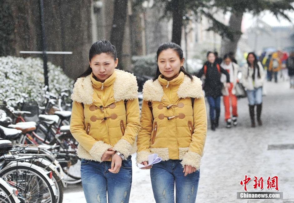 中央戲劇學院藝考在京初試 帥哥靚女冒雪趕考_社會聚