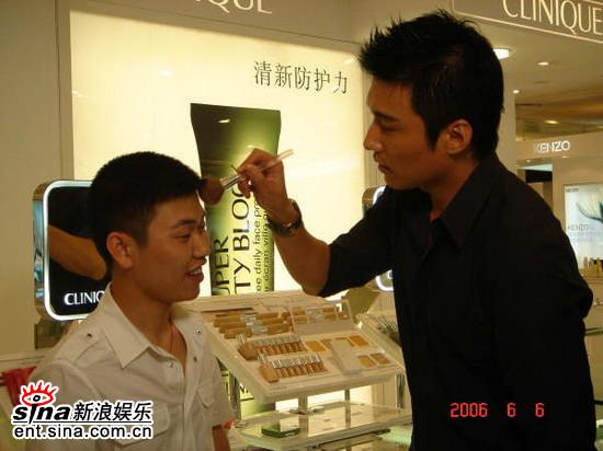 胡兵谈护肤心得认为男士应打粉底呵护面子(图)
