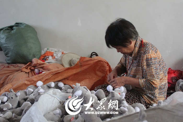 红成玩具加工厂内,村民通过缝制玩具增加收入