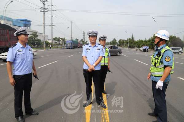 市中交警大隊大隊長張兆文帶隊趕赴現場指導工作