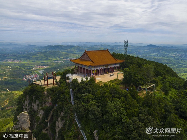 航拍棗莊市東北山亭區抱犢崮國家森林公園,松柏茂盛,蒼翠欲滴