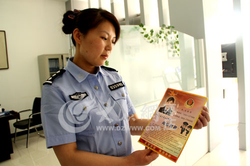 在女子中隊的轄區,幾乎每到一家都會送上警民聯繫卡,代表著為民服務