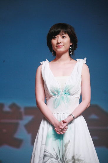 而吉雪萍在剧中扮演的那位品学兼优,漂亮真诚的小姑娘白雪最让人至今