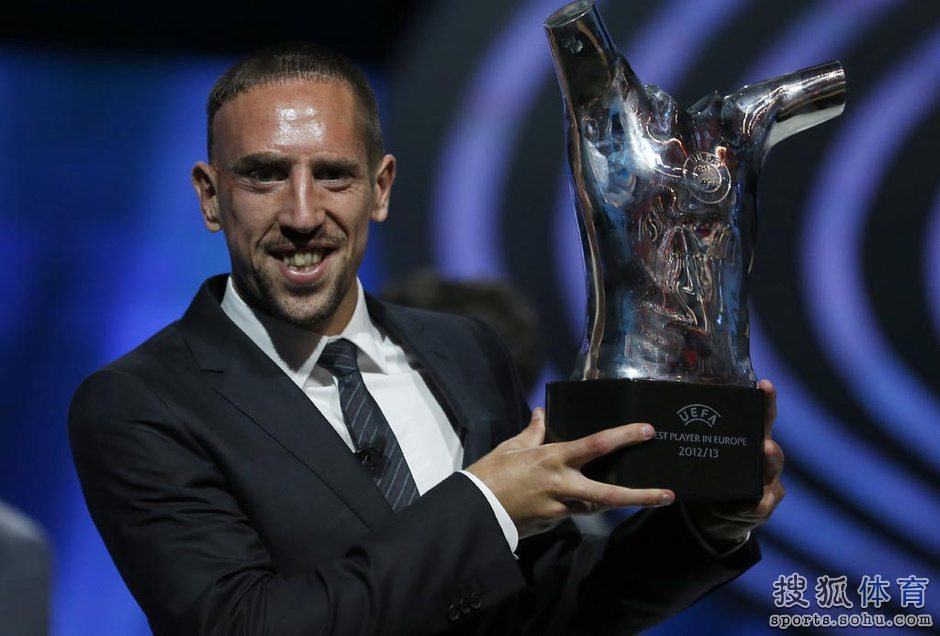 里贝里荣膺欧洲最佳球员 落选梅西只能卖萌